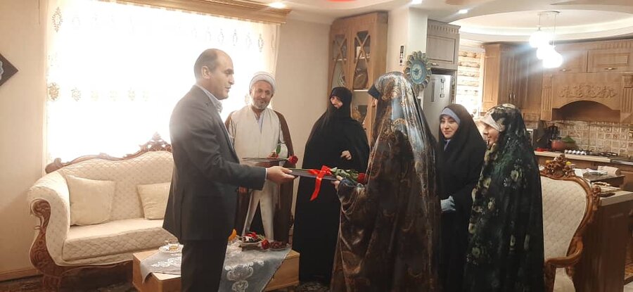 دیدار سرپرست بهزیستی گیلان با خانواده شهید مدافع حرم "حامد کوچک زاده " در شهرستان رشت

