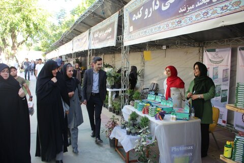 بازدید مدیرکل بهزیستی البرز از غرفه توانخواهان مرکز عرفان در نمایشگاه گل بهاره ساوجبلاغ