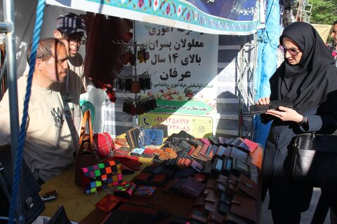بازدید مدیرکل بهزیستی البرز از غرفه توانخواهان مرکز عرفان در نمایشگاه گل بهاره ساوجبلاغ