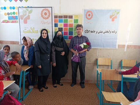 توزیع پک بهداشتی میان دانش‌آموزان مدرسه روستای گلدره به مناسبت هفته سلامت