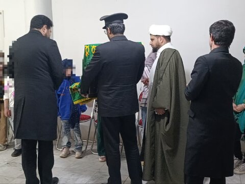 مراسم پرچم‌گردانی متبرک امام رضا علیه السلام در مرکز شبه خانواده حضرت فاطمه (س)