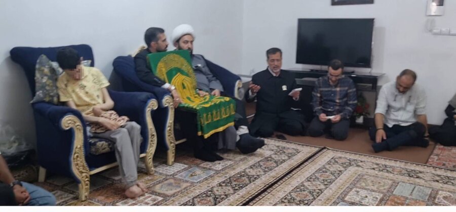 شهرری | حضور پرچم متبرک حرم امام رضا (ع) در خانه‌ای با دو فرزند معلول بسترگرا در کهریزک