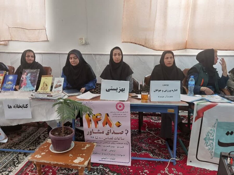 برپایی میز خدمت بانوان در روستای فیروزه 