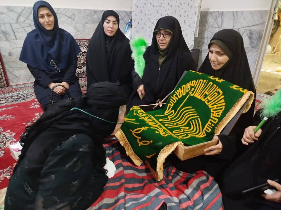 شهر قدس | آیین پرچم گردانی حرم مطهر رضوی در منزل دو مددجوی بسترگرا برگزار شد