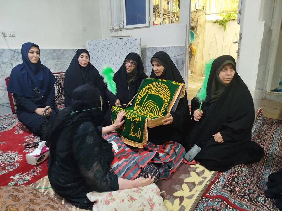 شهر قدس | آیین پرچم گردانی حرم مطهر رضوی در منزل دو مددجوی بسترگرا برگزار شد