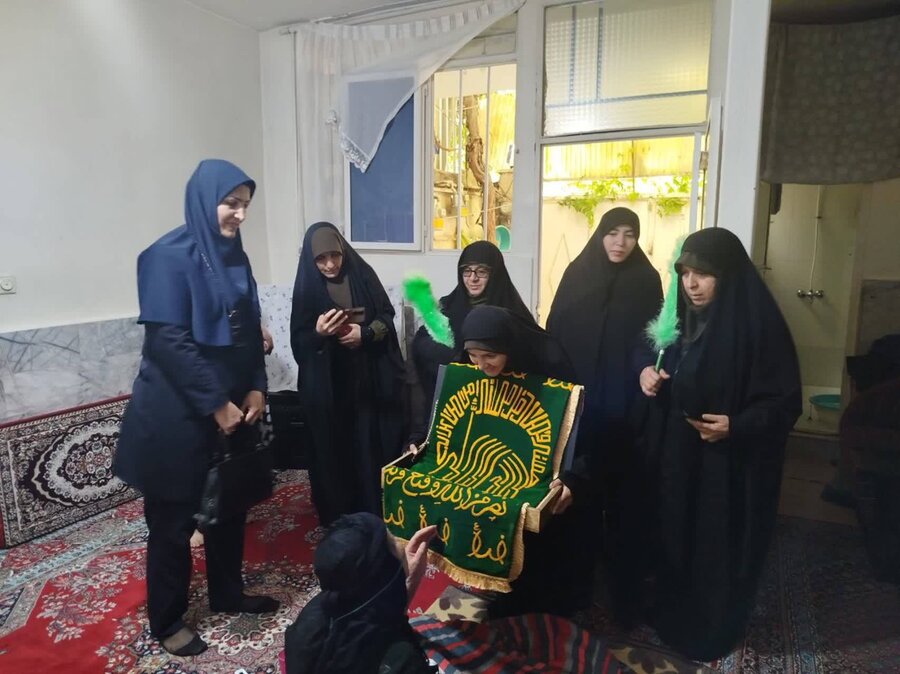 شهر قدس | آیین پرچم گردانی حرم مطهر رضوی در منزل دو مددجوی بسترگرا برگزار شد