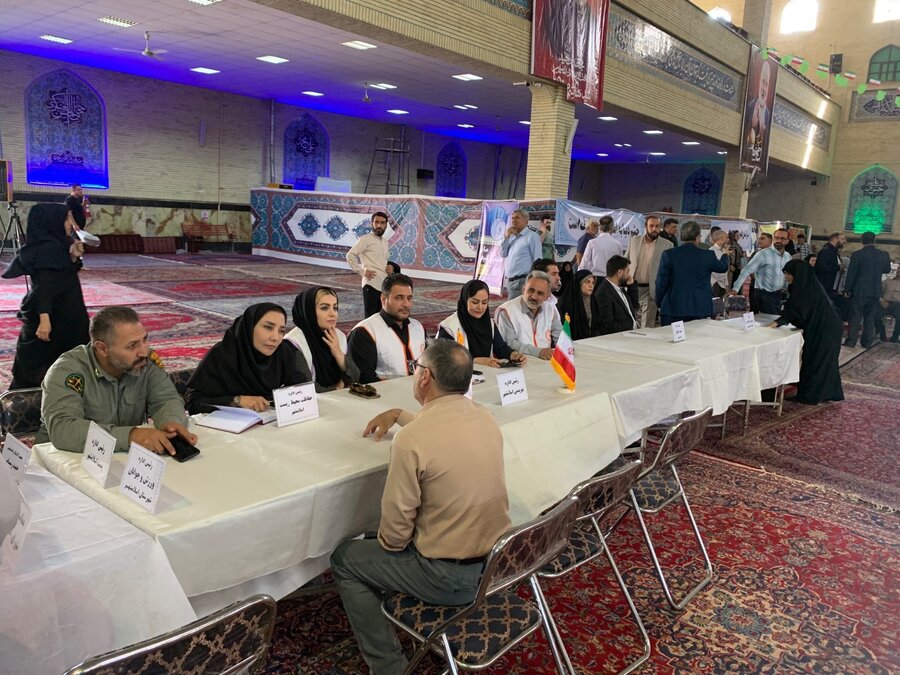 اسلامشهر | برپایی میز خدمت  بهزیستی واستقرار تیم اورژانس اجتماعی در مصلی نماز جمعه