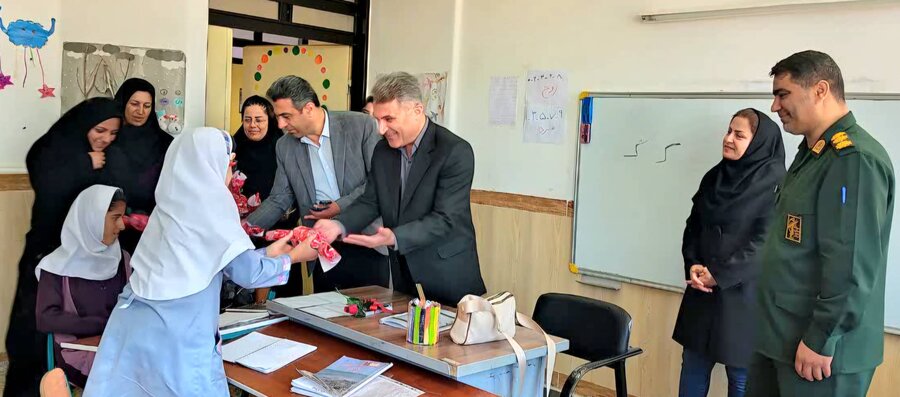 دیدار و تجلیل از معلمان و دانش‌آموزان مدرسه استثنایی وحدت شهرستان اشنویه به مناسبت دهه کرامت و هفته معلم