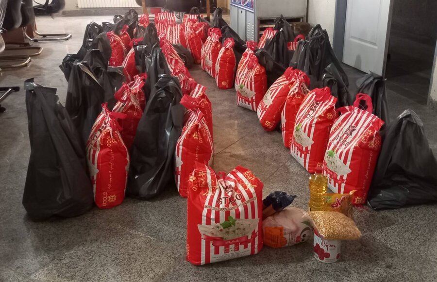 فیروزکوه | توزیع سبد کالا به مدد جویان بهزیستی در دهه کرامت