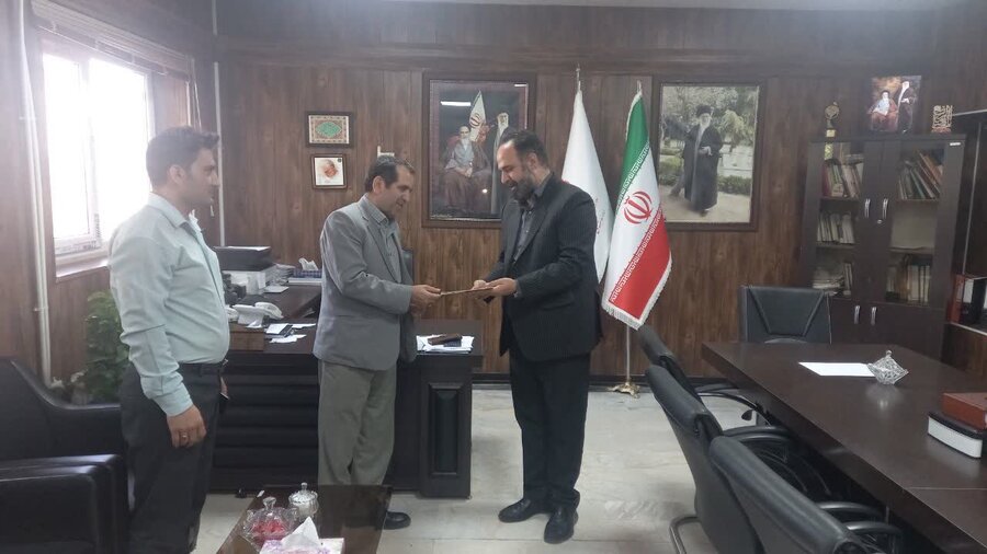 تجلیل رئیس بنیاد شهید و امور ایثارگران اشتهارد از رئیس اداره بهزیستی