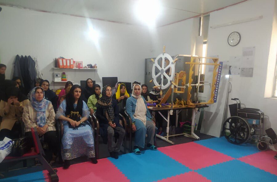 کامیاران ـ تقدیر فرمانده سپاه کامیاران از تلاشهای مرکز حرفهآموزی معلولان