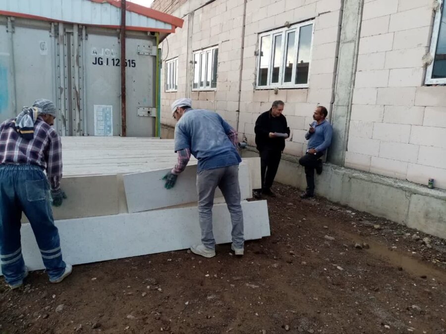 خلخال| اهدای ۷۵۰ متر مربع سنگ و آجر نما توسط خیرین برای تکمیل نمای ساختمان مرکز نگهداری نصرت