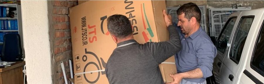 توزیع وسایل توانبخشی میان مددجویان تحت پوشش بهزیستی مهاباد