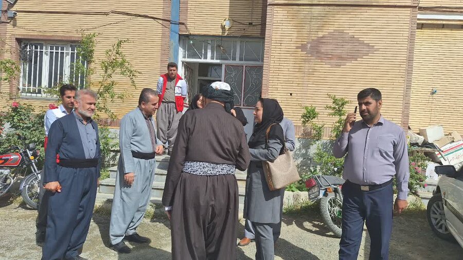 مسئولان بهزیستی سروآباد از تلاشهای هلال احمر تجلیل کردند