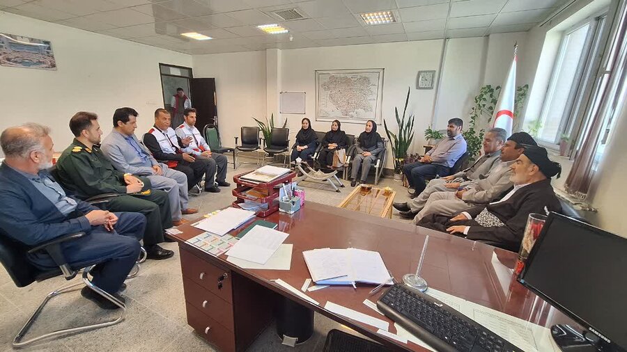 مسئولان بهزیستی سروآباد از تلاش‌های هلال احمر تجلیل کردند