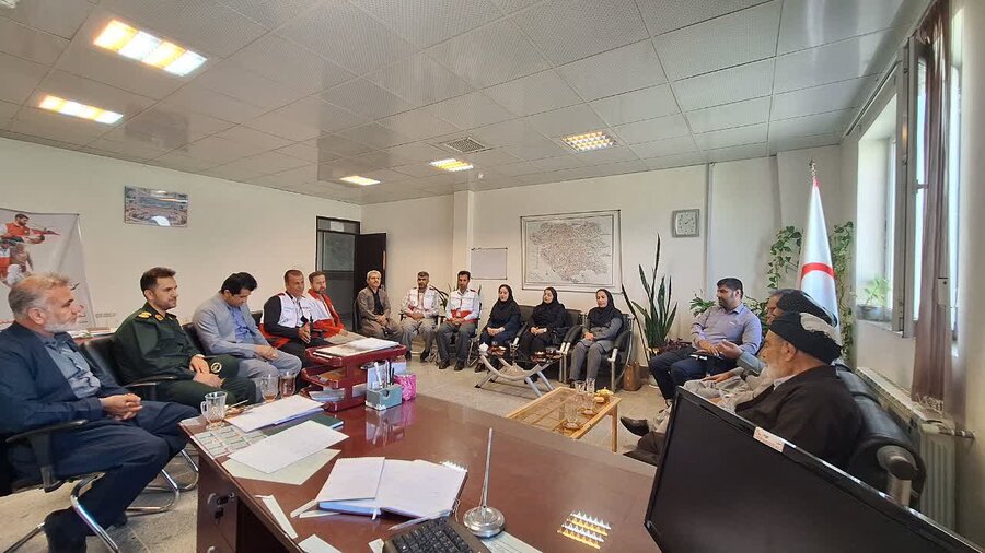مسئولان بهزیستی سروآباد از تلاشهای هلال احمر تجلیل کردند