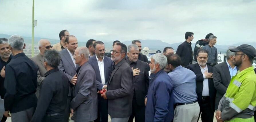 حضور مسئولان استانی در مراسم تشییع دانشآموز جانباخته حادثه آتشسوزی سرویس مدرسه در ارومیه