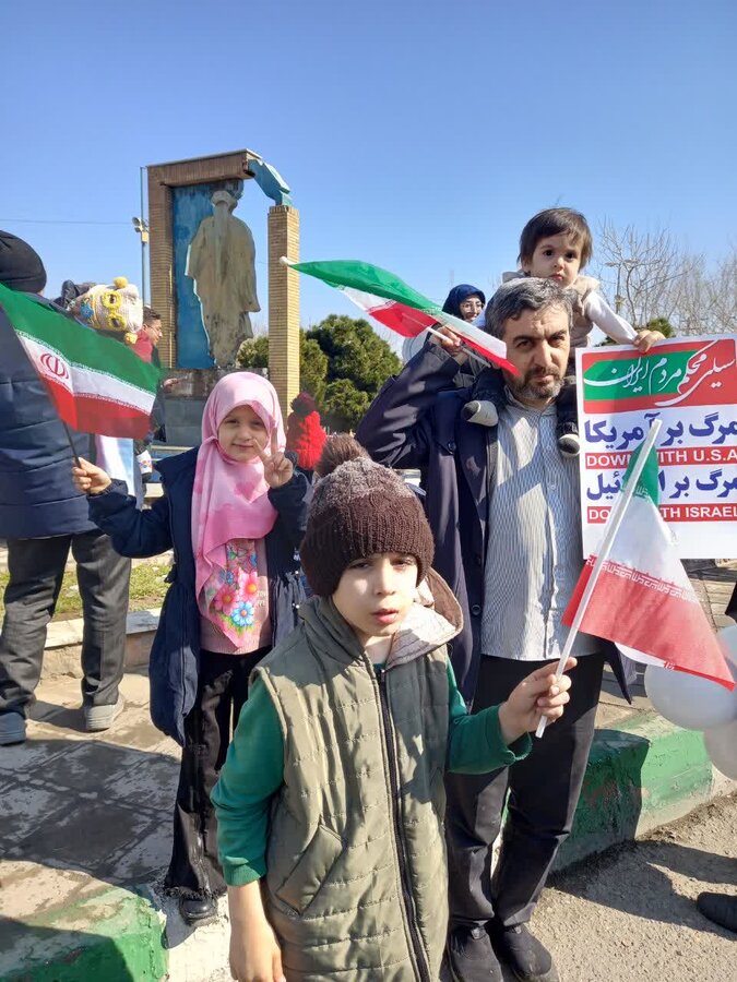 گفتگو با پدر4 فرزند که عمل به توصیه مقام معظم رهبری را وظیفه و جهاد امروز خانواده ها و تربیت سربازان عصر ظهور را تکلیف می داند.