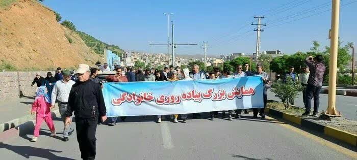 حضور فعال اورژانس اجتماعی و مراکز مثبت زندگی بهزیستی کردستان در همایش پیادهروی سنندج