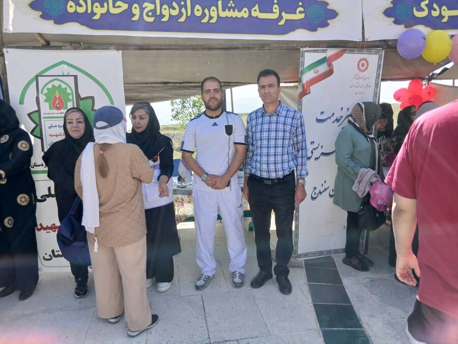 حضور فعال اورژانس اجتماعی و مراکز مثبت زندگی بهزیستی کردستان در همایش پیادهروی سنندج