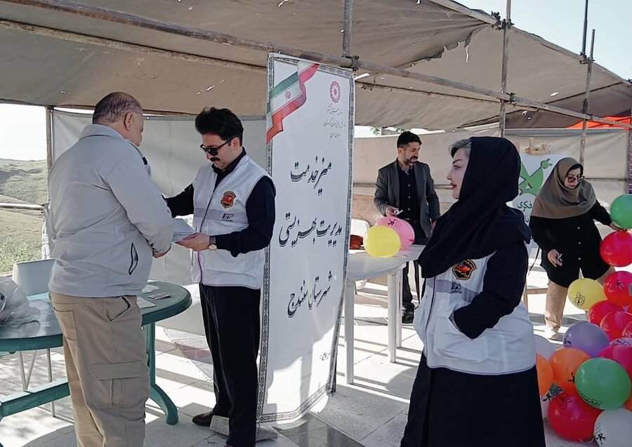 حضور فعال اورژانس اجتماعی و مراکز مثبت زندگی بهزیستی کردستان در همایش پیادهروی سنندج