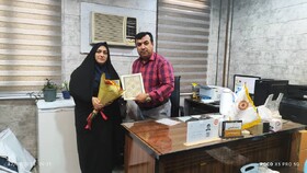 تجلیل مدیر بهزیستی شهرستان بوشهر از مسئول روابط عمومی بهزیستی استان به مناسبت روز روابط عمومی