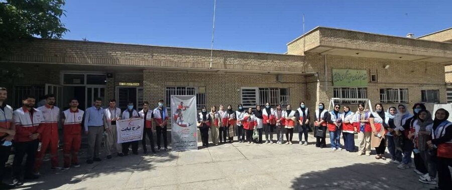 عیادت و دیدار اعضای جمعیت هلال احمر بوکان با سالمندان میلاد شهرستان به مناسبت گرامیداشت هفته هلال احمر