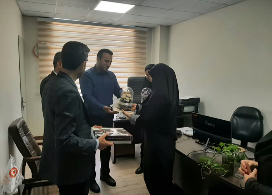 تجلیل مدیرکل بهزیستی البرز از کارکنان دفتر روابط عمومی بهزیستی استان