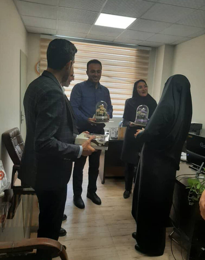 تجلیل مدیرکل بهزیستی البرز از کارکنان دفتر روابط عمومی بهزیستی استان