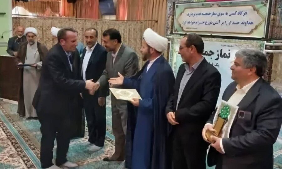 تجلیل امام جمعه و فرماندار میاندوآب از سرپرست اداره بهزیستی تجلیل امام جمعه و فرماندار میاندوآب از سرپرست اداره بهزیستی