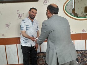 گزارش تصویری/حضور مدیران کل بهزیستی و تعاون قم در منزل یک خانواده دارای فرزندان سه قلو