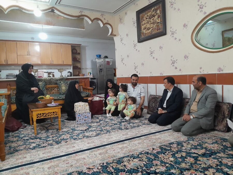 حضور مدیران کل بهزیستی و تعاون قم در منزل یک خانواده دارای فرزندان سه قلو