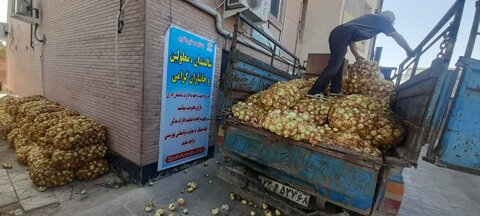 چهارباغ | توزیع پیاز بین جامعه هدف بهزیستی شهرستان چهارباغ