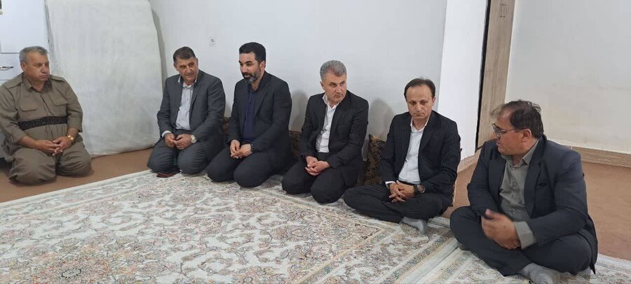 دیدار فرماندار شهرستان اشنویه بهمراه رئیس بهزیستی و تعدادی ازمسئولین ادارات با خانواده سه قلوهای اشنویه ای در روستای فجر آباد بمناسبت هفته جوانی جمعیت