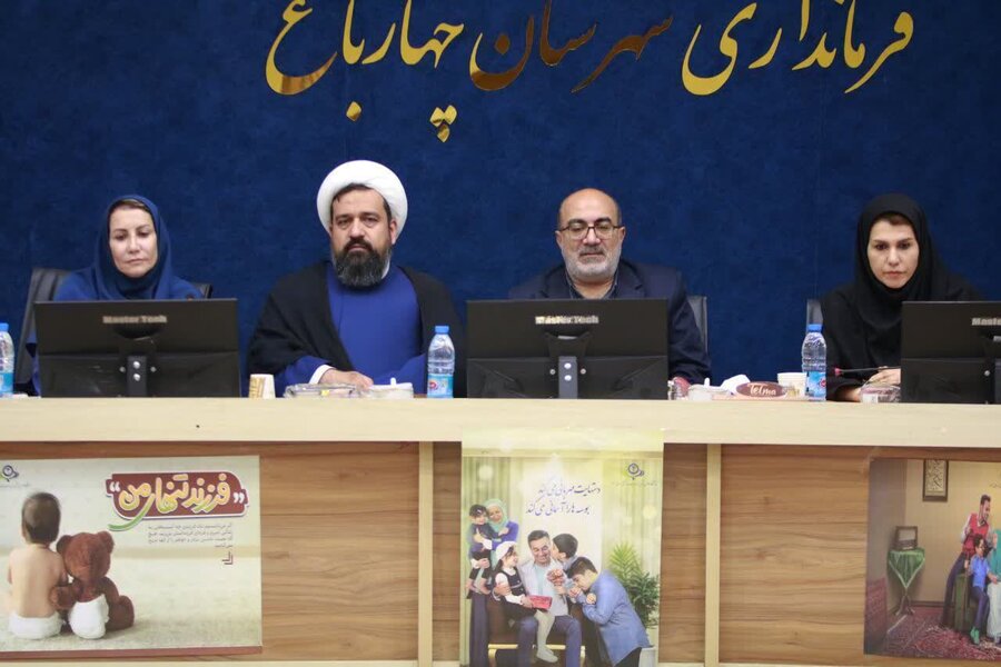 از خانواده های داری فرزند ۳قلو به مناسبت روز ملی جوانی و جمعیت تقدیر شد