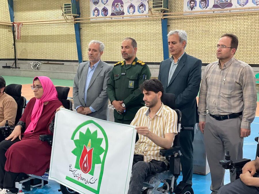 قروه | اهدای ۶ دستگاه ویلچر برقی به مددجویان بهزیستی توسط سپاه پاسداران