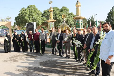 ادای احترام سرپرست اداره کل بهزیستی استان مرکزی به مقام شامخ شهدا و همکاران فقید در نخستین روز کاری