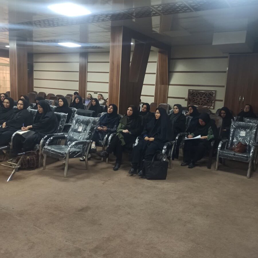 شرکت کارکنان بهزیستی قم در کارگاه آموزش مهارت‌های فرزند پروری