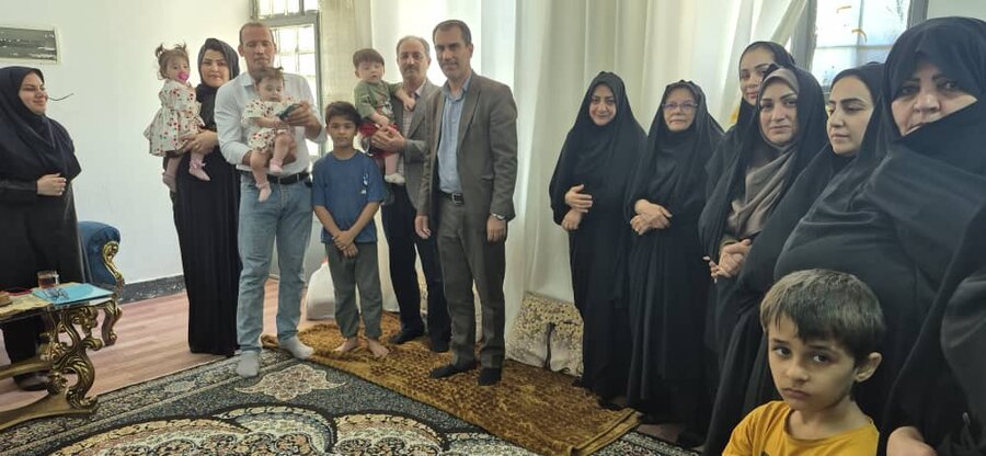 بازدید مسئولین استانی و شهرستانی از خانواده چندقلو در بوشهر به مناسبت هفته ملی جمعیت