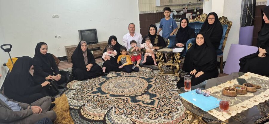 بازدید مسئولین استانی و شهرستانی از خانواده چندقلو در بوشهر به مناسبت هفته ملی جمعیت