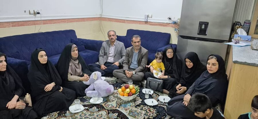 بازدید مسئولین استانی و شهرستانی از خانواده چندقلو در بوشهر به مناسبت هفته ملی جمعیت