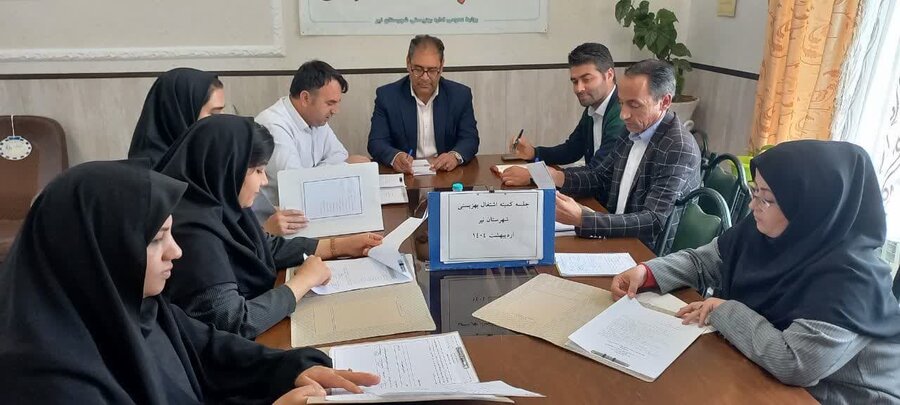 نیر| برگزاری جلسه اشتغال زایی برای جامعه هدف بهزیستی با موضوع پنل های خورشیدی دربهزیستی شهرستان نیر 