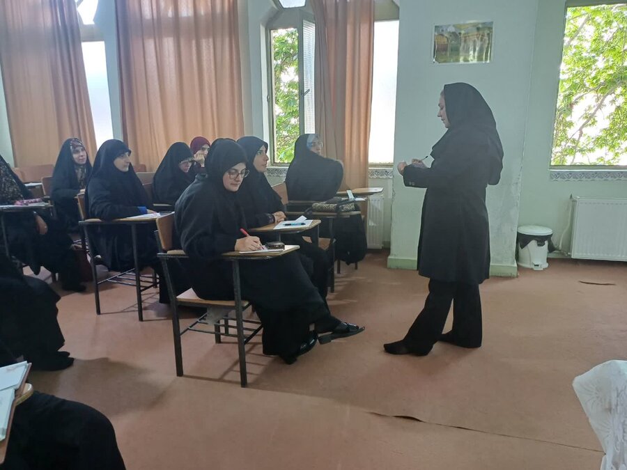 برگزاری کارگاه آموزش خانواده با محوریت جوانی جمعیت و فرزندآوری ویژه طلاب مدرسه علمیه زینبیه کرج