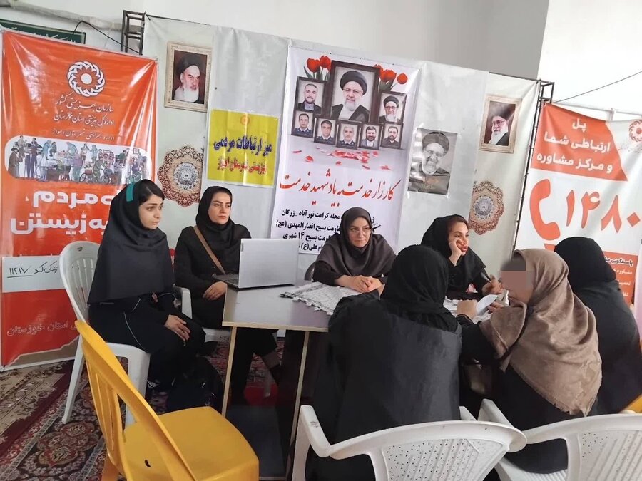 برپایی میز خدمت اداره بهزیستی شهرستان اهواز به مناسبت سالگرد شهادت آیت‌الله رئیسی و شهدای خدمت