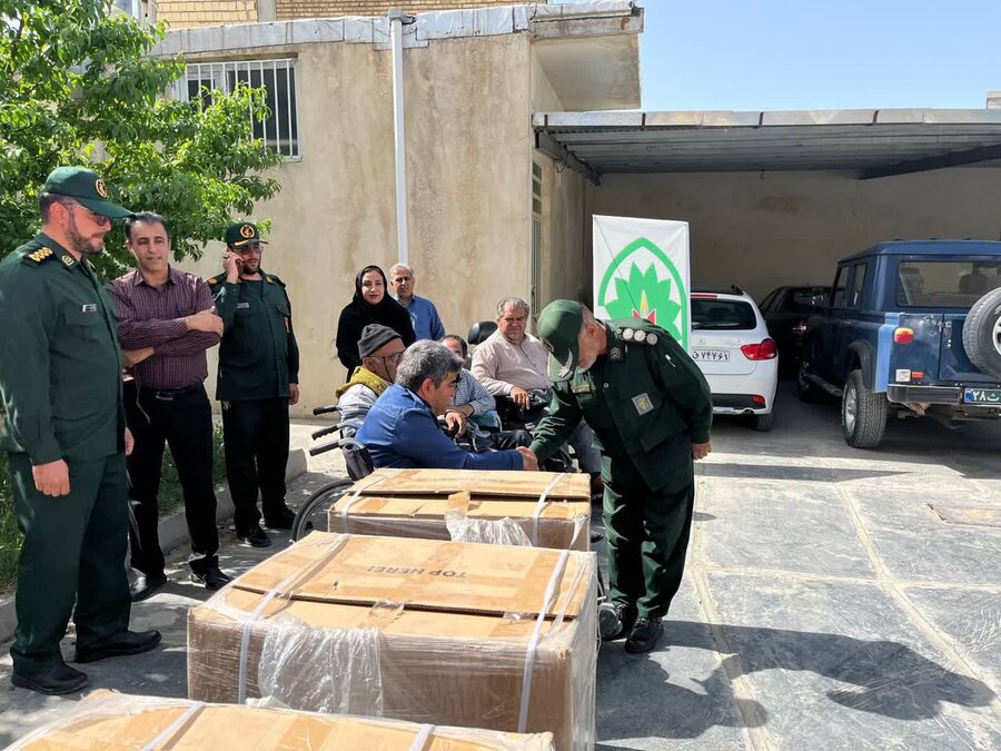 کامیاران | اهدای ۵ دستگاه ویلچر برقی به معلولین بهزیستی توسط سپاه پاسداران