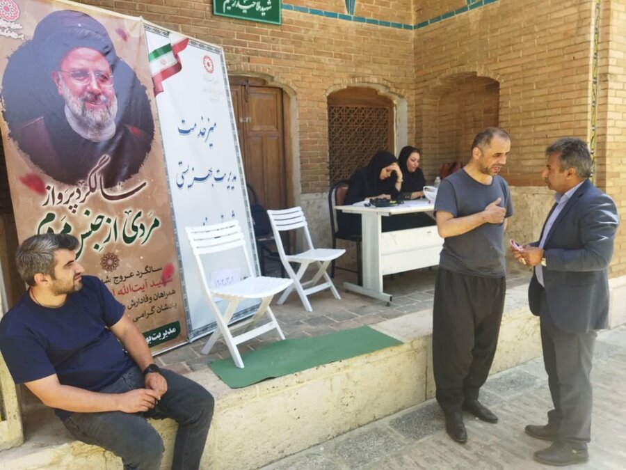 برپایی میز خدمت بهزیستی در مسجد جامع سنندج
