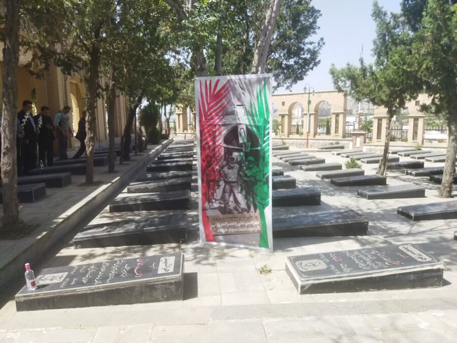 غبارروبی و عطرافشانی گلزار شهدای سنندج در سالروز آزادسازی خرمشهر