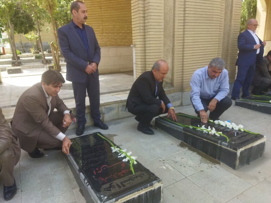 غبارروبی و عطرافشانی گلزار شهدای سنندج در سالروز آزادسازی خرمشهر