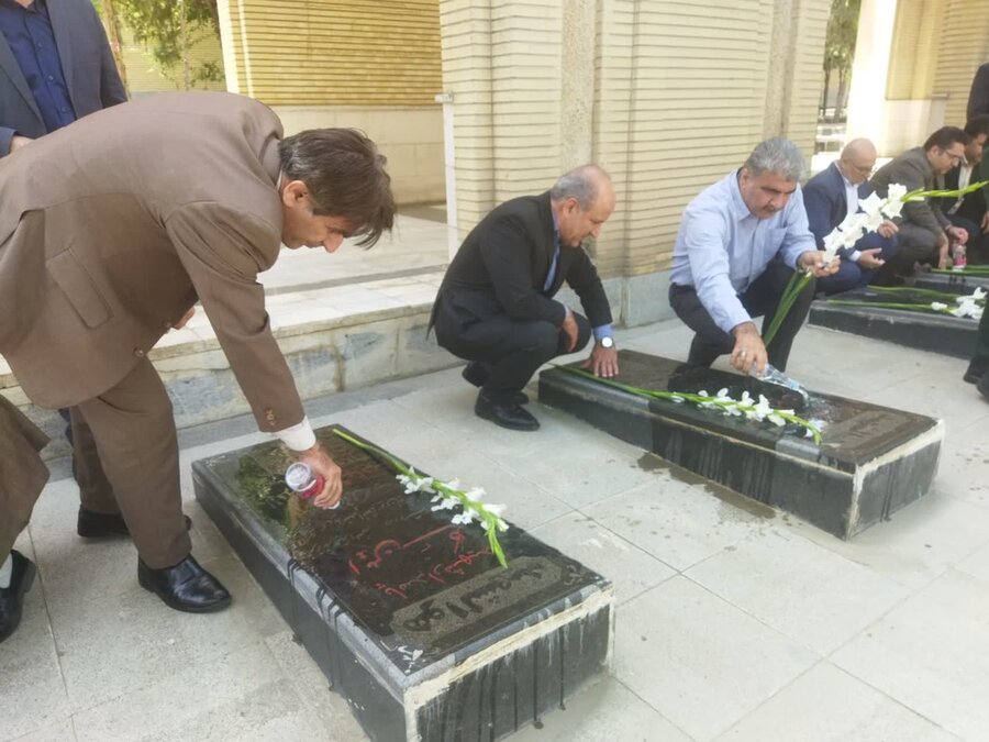 غبارروبی و عطرافشانی گلزار شهدای سنندج در سالروز آزادسازی خرمشهر