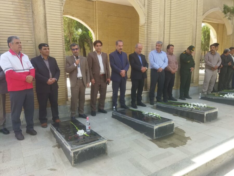 غبارروبی و عطرافشانی گلزار شهدای سنندج در سالروز آزادسازی خرمشهر